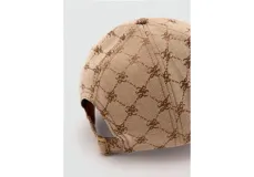 Gorra de béisbol color beige con estampado geométrico de rombos y monogramas en tono marrón. Cuenta con visera curva y hebilla metálica de ajuste en la parte posterior.