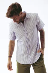 Camisa de lino de manga corta color celeste, corte regular y cierre frontal de botones.