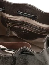 Cartera tipo morral de cuero graneado color marrón, con diseño tipo saco fruncido mediante tiras ajustables y costura central decorativa. Cuenta con correa regulable para llevar cruzada o al hombro.