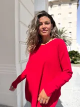 Sweater de punto color rojo, con cuello redondo, manga larga y diseño holgado oversize.
