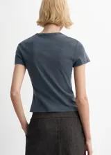 Camiseta de manga corta y cuello redondo, de corte recto y color gris azulado.