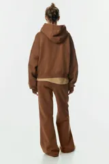 Pantalón deportivo de felpa con diseño acampanado, cintura elástica con cordón ajustable e interior cepillado suave.