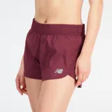 Short de running color bordó con logo de New Balance en la pierna izquierda.