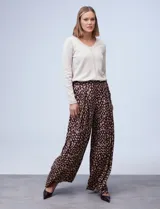 Pantalón palazzo de crepe estampado, marca Cupio, con pretina trasera elastizada, plisado delantero y bolsillos laterales.