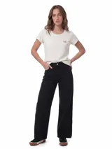 Jeans de denim negro de tiro alto y pierna ancha, con diseño clásico de cinco bolsillos, cierre de cremallera y botón metálico.
