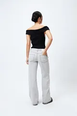 Jean recto de tiro bajo, confeccionado en denim con efecto degradado de color y terminaciones deshilachadas.