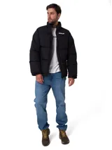Campera puffer negra Caterpillar, modelo Heavyweight Insulate, con cuello alto, cierre frontal de cremallera, bolsillos laterales con cierre y logo de la marca estampado en el pecho.