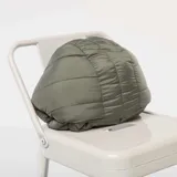 Campera acolchada tipo puffer ligera, color verde militar, con cierre frontal, capucha integrada y diseño de costuras horizontales.