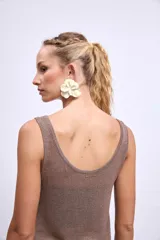 Blusa marrón de punto con breteles anchos.