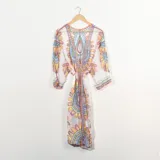 Kimono largo de gasa traslúcida con estampado de mandalas en tonos azules, amarillos, naranjas y rojos.