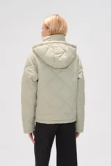 Campera acolchada de color negro con diseño de rombos, manga larga, capucha ajustable con cordones y cierre frontal con botones a presión.