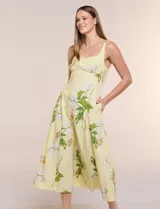 Vestido midi de algodón color amarillo con estampado floral, marca Julia Jordan, escote recto, breteles anchos y falda de caída amplia con bolsillos laterales.