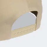 Gorro snapback Adidas Adicolor color tostado, con visera plana y el logo del Trifolio bordado en color marrón oscuro en el panel frontal. Cuenta con cierre ajustable a presión en la parte trasera.