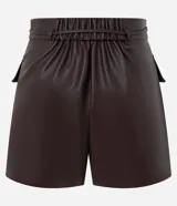 Short de tiro alto confeccionado en poliuretano con acabado brillante, presenta bolsillos delanteros con solapas estructuradas y cintura con elástico posterior. Incluye un cinto fino del mismo material para ajustar en la cintura.