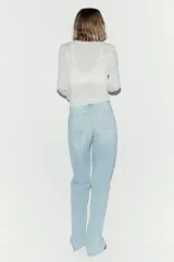 Jean de denim celeste de tiro alto con piernas amplias, bolsillos delanteros de parche y raya marcada al frente y en la espalda.