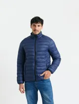 Campera acolchada tipo puffer en color gris, con cierre frontal, cuello alto y puños elásticos.