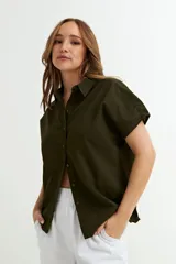 Camisa color verde militar, sin mangas, confeccionada en lino.