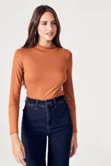 Polera fucsia de morley ecovero, corte ajustado y mangas largas.