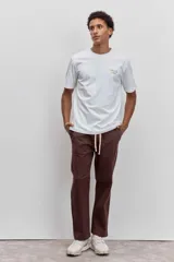 Remera de manga corta color blanco, con cuello redondo y pequeño estampado en el pecho.