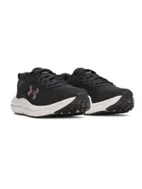 Championes Under Armour Charged Assert 10 para mujer, color negro con entresuela blanca y el logo de la marca en rosado en el lateral. Confeccionados con parte superior de malla transpirable y revestimientos sintéticos.