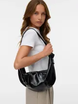 Cartera bandolera negra con efecto cuero brillante, diseño fruncido y cierre de cremallera. Tiene correa regulable, bolsillo interno abierto y otro con cierre, y forro de poliéster.