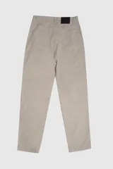 Pantalón de gabardina estilo 5 bolsillos, con corte regular, cierre frontal con botón y pasacintos.