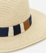 Sombrero tipo panamá de paja color beige con cinta decorativa a rayas en tonos azul marino, marrón y blanco.