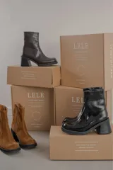 Bota de caña media con punta cuadrada, confeccionada en cuero gamuzado color marrón, con taco bloque y suela de goma negra.