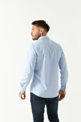 Camisa celeste de algodón con corte slim fit y logo bordado en el pecho.