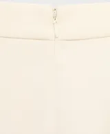 Pantalón de traje tiro medio, color beige, de corte recto y elegante.