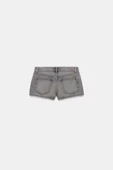 Shorts de jean de tiro bajo con diseño de cinco bolsillos, cierre frontal con cremallera y botón metálico.