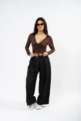 Pantalón de vestir gris de corte sastrero, con pinzas frontales, diseño de pierna ultra ancha y tiro medio.