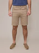 Bermuda de hombre color azul marino, confeccionada en sarga con 5 bolsillos. Composición: 98% algodón y 2% elastano.