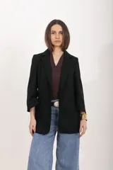 Blazer negro de corte recto y calce relajado, con cuello con solapas, mangas tres cuartos y bolsillos delanteros.