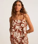 Blusa de bretel fino confeccionada en tejido viscolino con estampa floral estilo pañuelo.