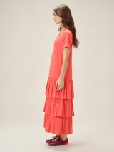 Vestido midi de morley color negro, con escote en V, mangas cortas y diseño con volados asimétricos en el lateral inferior.