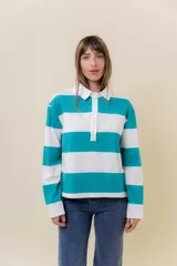 Sweater liviano de estilo rugby con diseño de rayas anchas horizontales en color blanco y verde agua. Presenta cuello polo con cartera de botones, mangas largas y un calce relajado de terminación recta.