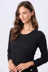 Remera de manga larga con cuello redondo, confeccionada en tejido de algodón suave con caída ligera y corte clásico.