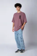 Remera de corte oversize color verde oliva, con cuello redondo y estampa gráfica rectangular en el pecho con el logo VCP.