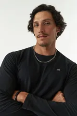 Remera de manga larga para hombre con escote redondo y logo bordado en el pecho.