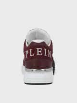 Zapatillas bajas Philipp Plein Phantom Cocco, modelo de diseño robusto en color bordó y blanco, con detalles en negro. Cuentan con cordones, suela de goma blanca y apliques metálicos y de goma con el logotipo de la marca.