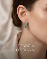 Caravanas de plata 925 con diseño rectangular, decoradas con una hilera central de piedras verdes y bordes con circonias brillantes. Cuentan con cierre tipo omega.