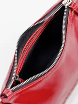 Cartera de mano de cuero charol color rojo, con diseño en forma de media luna y correa de cadena metálica plateada. Cuenta con cierre superior y tirador de cuero.