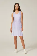 Vestido corto lila sin mangas de algodón con cuello redondo y cintura elastizada.
