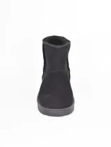 Bota de caña media color negro, con interior forrado en piel sintética y suela de goma antideslizante.