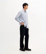 Camisa de vestir para hombre, de manga larga y calce clásico, confeccionada en tricolina de algodón y poliéster, con diseño de cuadros grid en tono celeste claro. Presenta cuello camisero, cierre frontal con botones y puños ajustables con botón único.