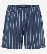 Conjunto de pijama masculino compuesto por una remera de manga corta color azul marino y un short a rayas verticales en tonos azul marino y blanco.