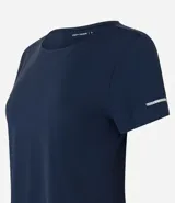 Remera deportiva de manga corta con cuello redondo, confeccionada en tejido texturizado con detalle reflectante y pliegue en la espalda.