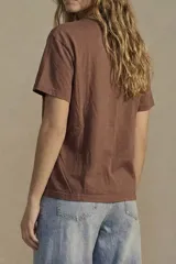 Remera de algodón lavado color verde militar, de corte oversize, con cuello redondo y mangas cortas.