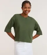 Remera cropped de algodón, color verde militar, con cuello redondo y mangas tres cuartos holgadas.